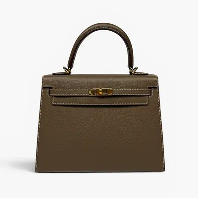 HERMÈS KELLY 25 SELLIER IN ETOUPE EPSOM LEATHER WITH GOLD HARDWARE