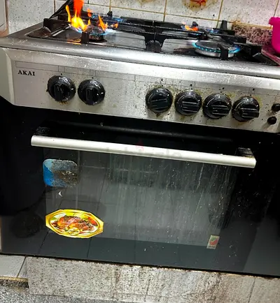 Akai freestanding gas stove with oven - used