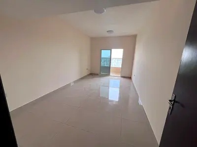 شقة من غرفتي نوم وصالة منفصلة بتصميم عملي وتقسيمات داخلية ممتازة توفر الخصوصية والراحة، وتضم ثلاث حمامات، بالإضافة إلى غرف ماستر وخزائن حائط مدمجة