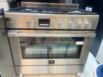 Electrolux 5 burner full gas cooker same like new condition