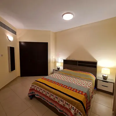 Queen Bedroom Set – Complete Suite – Excellent Condition – AED 700
