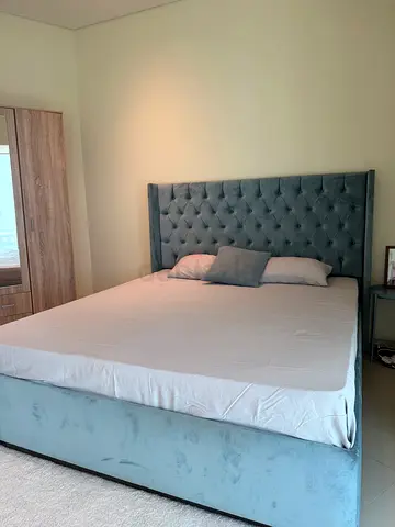 King size upholstered bed with tufted headboard - light grey (with mattress)
