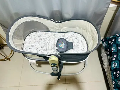 Portable baby cradle/bassinet with mesh side - good condition