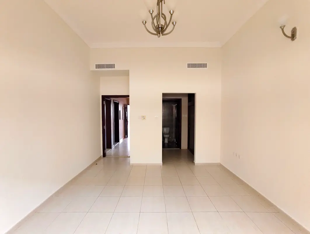 SINGLE STOREY VILLA- AWAY FROM FLIGHT PATH - SPACIOUS GARDEN SPACE
