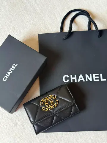 Chanel 19 flap card holder