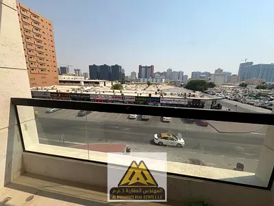 غرفه وصاله مع بلكونه باطلاله بمنطقة الراشدية1 خلف فندق البلاك رمادا بجوار جميع الخدمات والطرق الرئيسيه