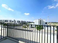 SINGLE ROW - GATED COMMUNITY - PERFECT FOR FAMILY !