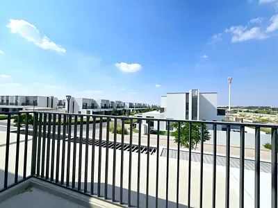 SINGLE ROW - GATED COMMUNITY - PERFECT FOR FAMILY !