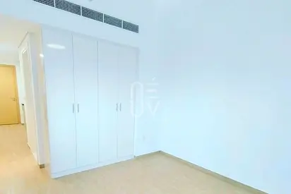 Bright Unit | Unfurnished | Close to Metro