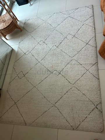 Light beige textured area rug with geometric pattern - good condition