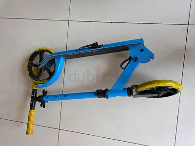 Foldable kids/adult kick scooter — blue with yellow wheels, good used condition