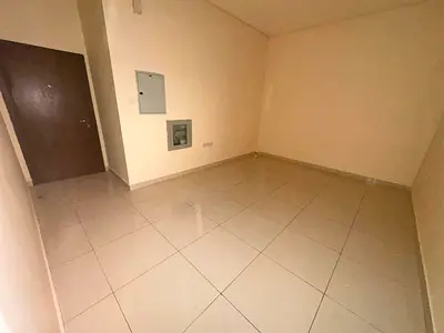 المويهات 3 عجمان استوديو بمساحة كبيرة جداً مع مطبخ منفصل في بناية جديدة ومدخل فاخر وتشطيبات مميزة