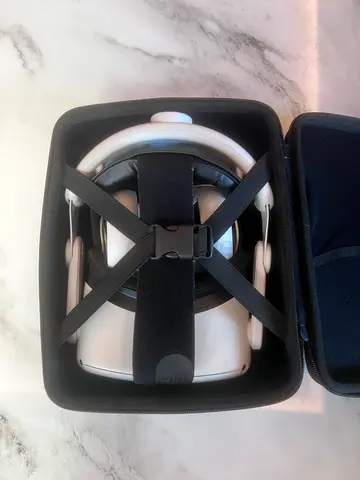 PRICE NEGOTIABLE META QUEST 2 WITH PREMIUM KIWI DESIGN STRAP AND CARRYING CASE