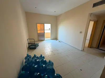 فرصة مميزة للسكن في موقع حيوي واستراتيجي، شقة غرفة وصالة للإيجار السنوي في الراشدية 2 – عجمان سكن عائلات
