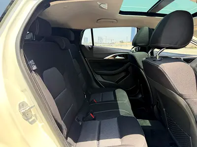 2017 Infiniti Q30 照片 12