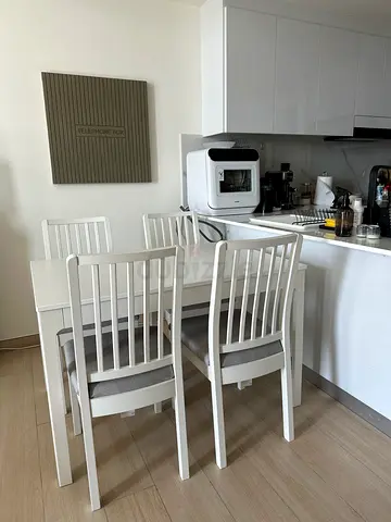 Extendable white dinning table with 4 chairs in excellent condition like new