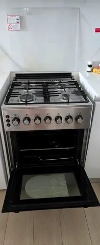 Stainless steel freestanding gas oven with 4 burners - good working condition