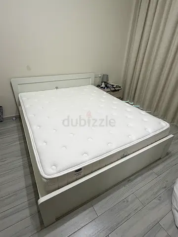 Queen-size mattress in excellent condition
