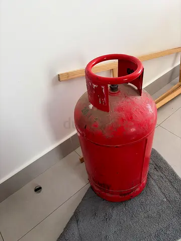 Used Red LPG Gas Cylinder (20kg) - and regulator Good Condition with approx 30% gas