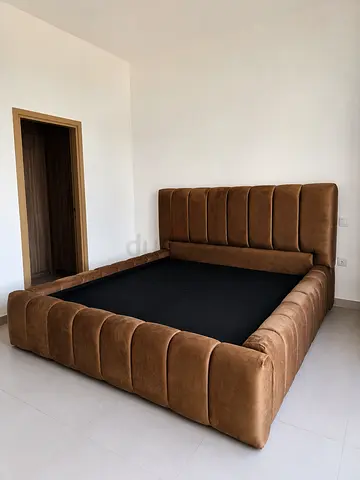 Queen-size upholstered bed frame in brown velvet — good condition