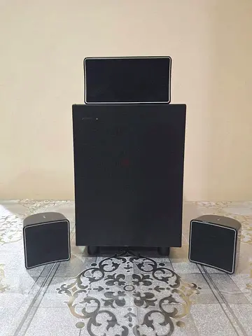 Jamo Subwoofer 200 with 3 Speakers for Sale in very Good Condition.