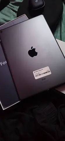 Apple ipad 7 7th generation 32gb light use all working perfectly fingerprint working ,clean ipad