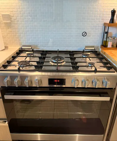 Bosch Stainless steel 5-burner gas range with oven - Excellent condition
