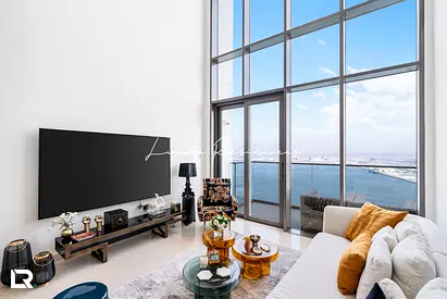 **Exquisite 2-bed Seafront Apartment | Sea Views**