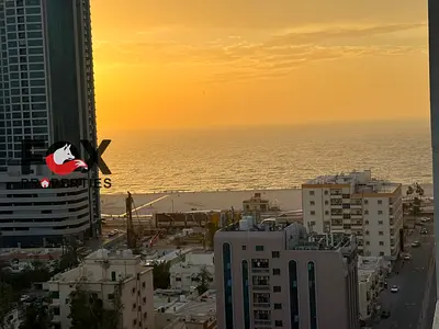شقة للإيجار السنوي في عجمان – الرميلة، بالقرب من كورنيش عجمان. غرفة وصالة، غرفة ماستر، 2 حمام، بلكونة بإطلالة بحرية، باركينج مجاني. السعر 38,000 درهم،