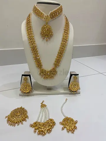 Gold-tone bridal necklace set with earrings and maang tikka, unused