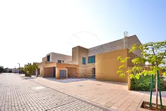 √Single Row End Villa | Steps away from the Park√