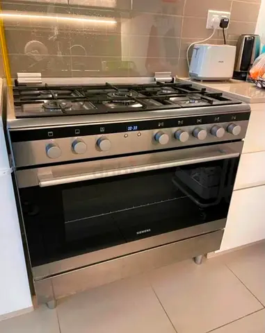 Siemens 90cm gass cooker new model slightly used
