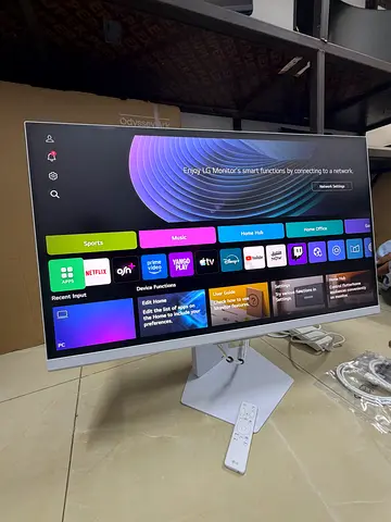 The LG 32G810SA-W is a 31.5-inch 4K UHD (3840 x 2160) IPS gaming monitor with a sleek white bezel, 1
