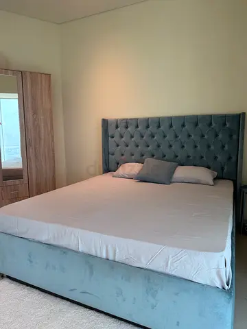 King size upholstered bed with tufted headboard - light grey (with mattress)