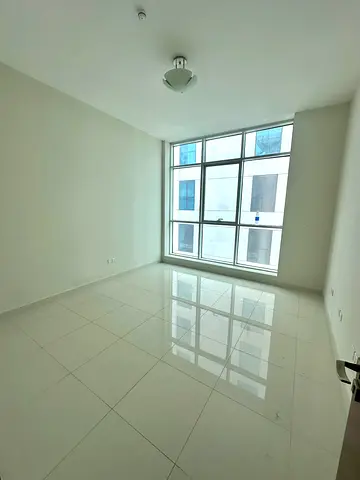 شقة للإيجار السنوي – الخان  🌟 برج VIP  📍 مخرج دبي مباشر  🏡 غرفتين وصالة  🚗 باركينج  🏋️ جيم  🏊 مسبح  📦 غرفة تخزين  💰 الإيجار السنوي: 52,000