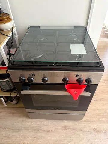 Siemens freestanding gas cooker with glass lid and convection Oven