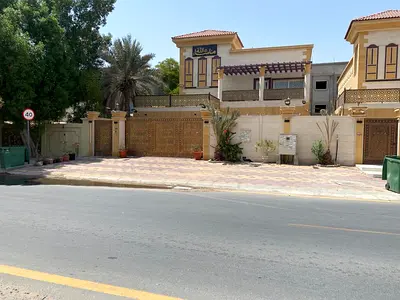 للايجار السنوي المويهات 3 فيلا 6 غرف ماستر مجلس صالتين خادمه 5000 قدم عوائل 250 الف 3 سنوات