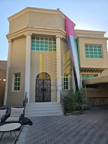 For sale a residential commercial villa in Al-Rawda 3 consisting of 5 bedrooms and 6 bathrooms, the area is 5 thousand feet, 800 million is required, negotiable