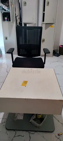 Mesh office chair and bene side table