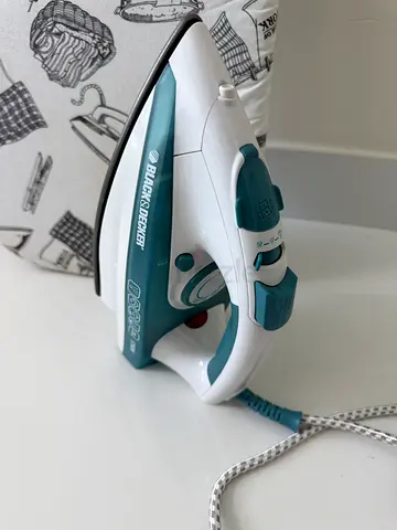 Black Decker Steam Iron - Good Working Condition