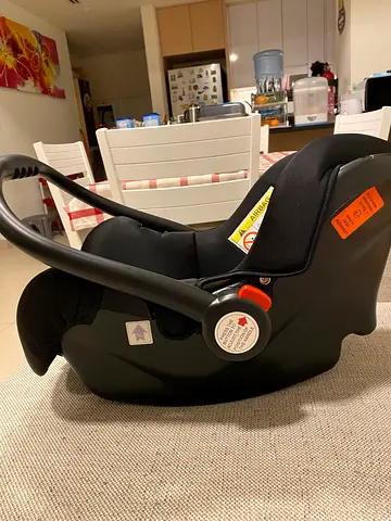 Infant rear-facing car seat / baby carrier - good condition