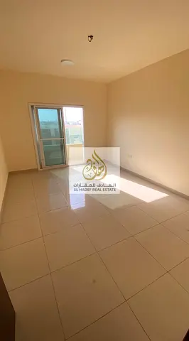الايجارالسنوي عجمان منطقة الجرف 2 جنب المدرسة الواطنة وقريب مركزدالتاالينايه عائلات غرفتين وصاله 2 حمام الغرف ماسترتكيف مركزي و خزانة بالحيط وبلكونه