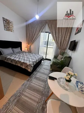 الشارقه جزيره مريم استديو مفروش فرش فندقي ومطبخ وحمام وبلكونه السعر 3800 شامل انترنت وباركن