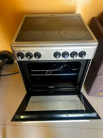 Electric standalone stove with ceramic hob and oven - used