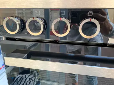 Bosch series 8 90x60cm 5 burner gass cooker with black glass finish