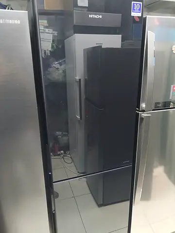 Hitachi brand bottom fridge freezer like new condition perfect working