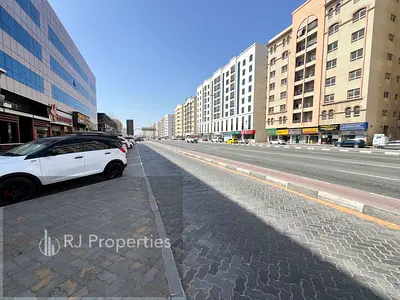 HOT OFFER LUXURY AND VERY SPACIOUS SHOP WITH WASHROOM VERY PRIME LOCATION READY TO MOVE MAIN ROAD FRONT BUSINES AREA JUST 215k