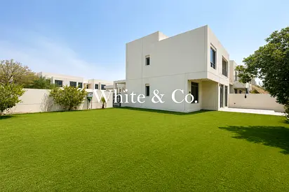 Large Corner | Landscaped | Media Wall