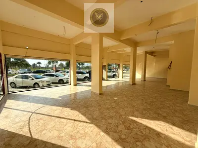 محل تجاري واسع للإيجار مع طابق ميزانين في موقع مميز على شارع رئيسي مناسب لجميع الأنشطة التجارية