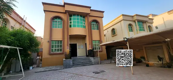 فيلا مكونة من 5 غرف مع 4 حمامات + 4 حمامات + غرفة للخادمة + فناء واسع